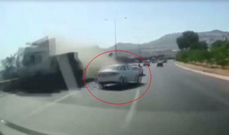 TIR'ın altında kalmaktan son anda kurtulan sürücü: Yaşam ile ölüm arasında gidip geldim