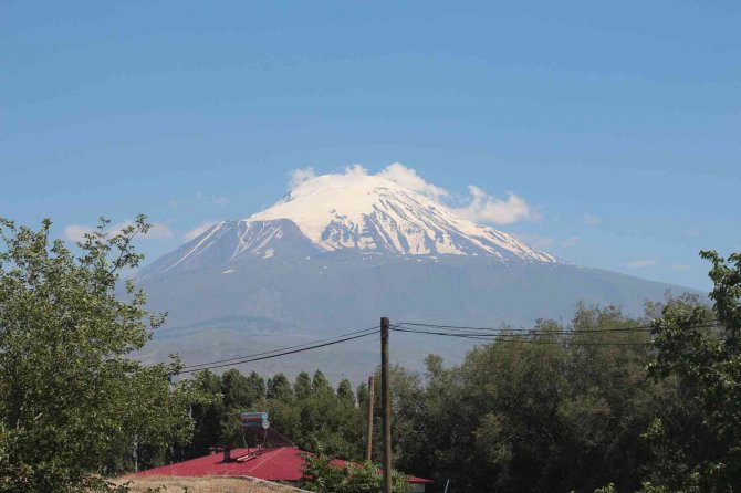 Türkiye’nin en yüksek dağındaki karlar erimeye başladı