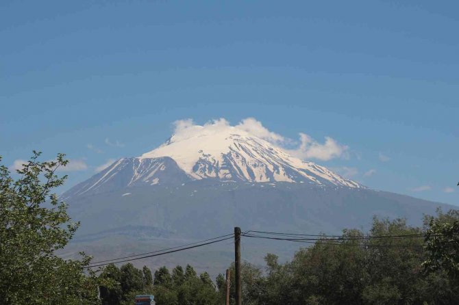 Türkiye’nin en yüksek dağındaki karlar erimeye başladı