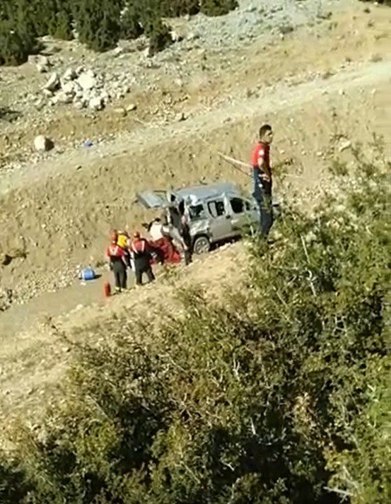 Uçuruma yuvarlanan araç, çifte mezar oldu