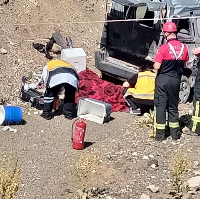 Uçuruma yuvarlanan araç, çifte mezar oldu