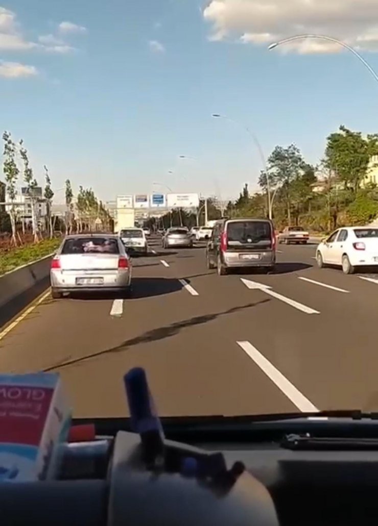 Vakaya giden ambulans, düğün konvoyuna takıldı