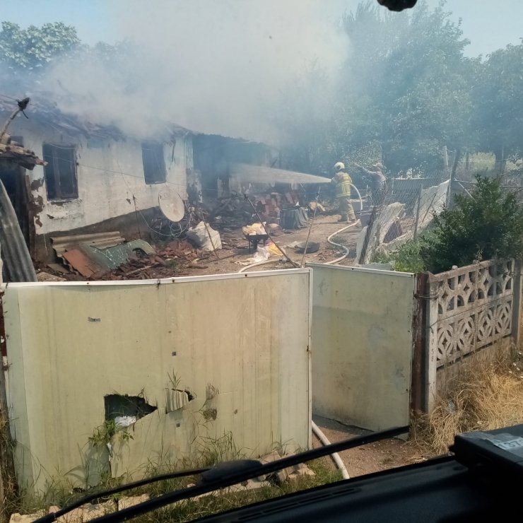 Yangından eşyalarını kurtarmaya çalışmıştı; gözlerinde iltihap oluştu