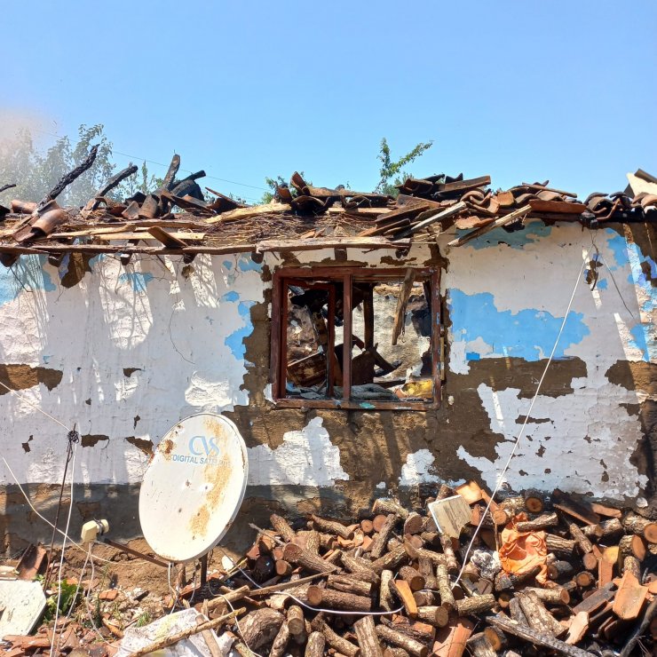 Yangından eşyalarını kurtarmaya çalışmıştı; gözlerinde iltihap oluştu