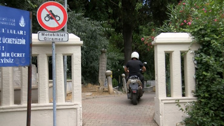 Yasak dinlemeyen motokuryeler mezarlıktaki yaya yolunu kullanıyor