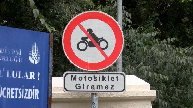 Yasak dinlemeyen motokuryeler mezarlıktaki yaya yolunu kullanıyor