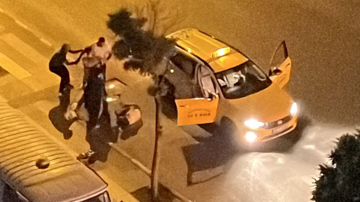 Alkollü yolcu taksi şoförünü ısırdı, darbetti, aracına binip kaza yaptı