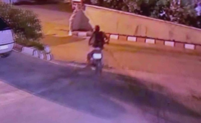 Bir dakikada 10 bin TL’lik motoru çaldı