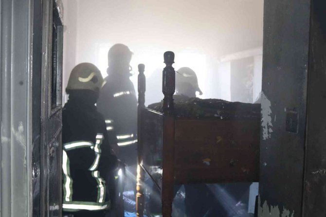 Çıkan yangında ev kullanılamaz hale geldi