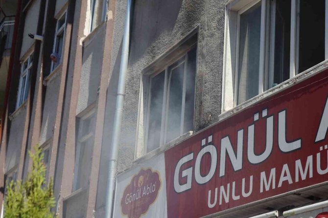 Çıkan yangında ev kullanılamaz hale geldi