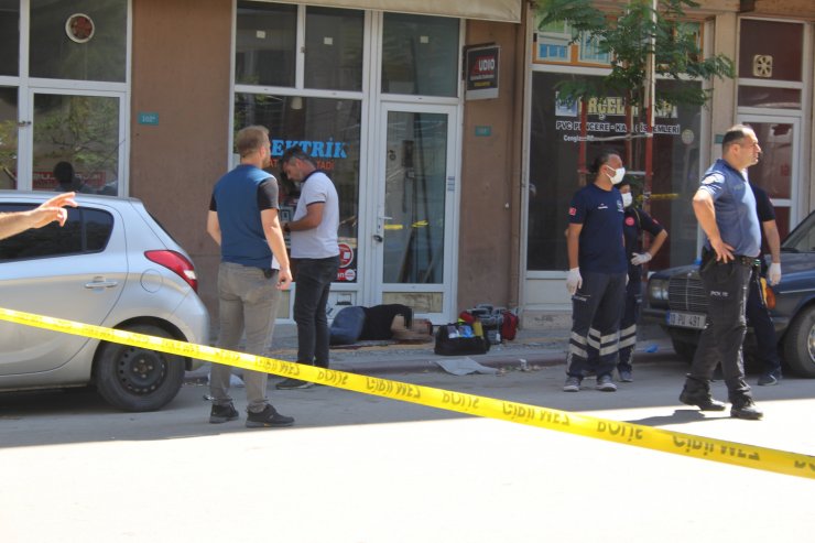 Eski eşinin başından vurduğu Esra toprağa verildi