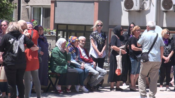 Eski eşinin başından vurduğu Esra toprağa verildi