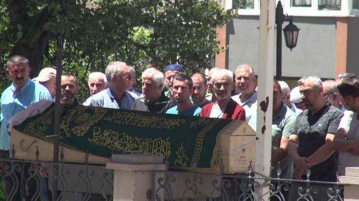 Eski eşinin başından vurduğu Esra toprağa verildi