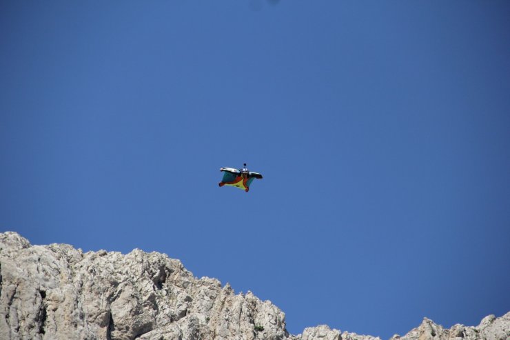 Fransız sporcu, 600 metreden yarasa kanat atlayışı yaptı