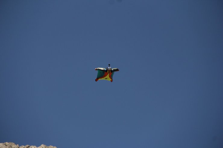 Fransız sporcu, 600 metreden yarasa kanat atlayışı yaptı