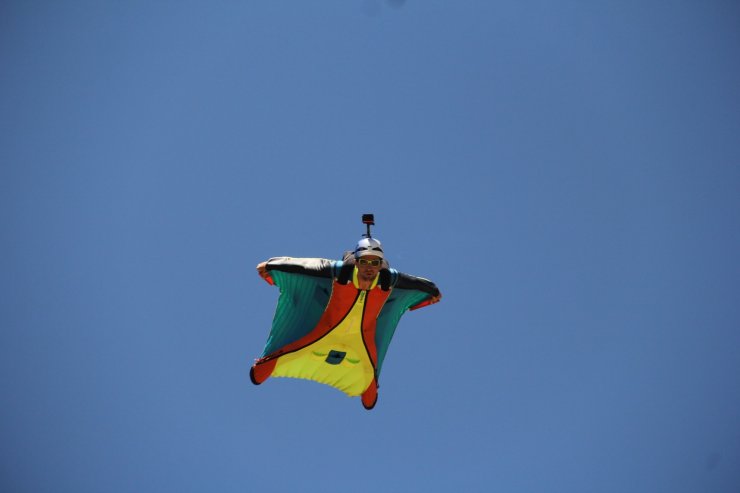 Fransız sporcu, 600 metreden yarasa kanat atlayışı yaptı