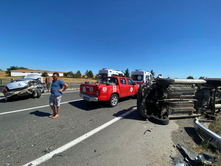 Hafif ticari araç ile otomobil çarpıştı: 5 yaralı