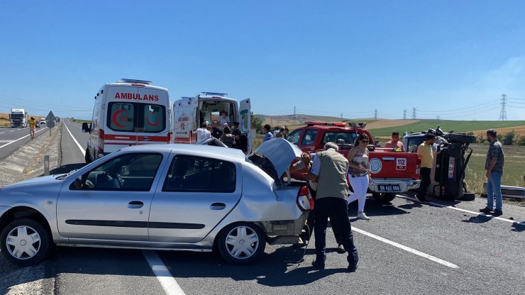 Hafif ticari araç ile otomobil çarpıştı: 5 yaralı