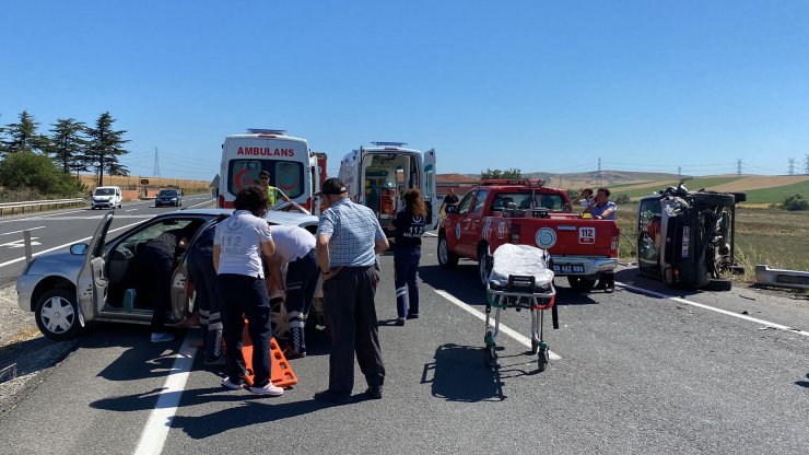 Hafif ticari araç ile otomobil çarpıştı: 5 yaralı
