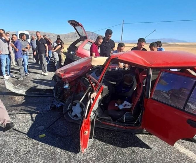 İki otomobil çarpıştı: 6 yaralı