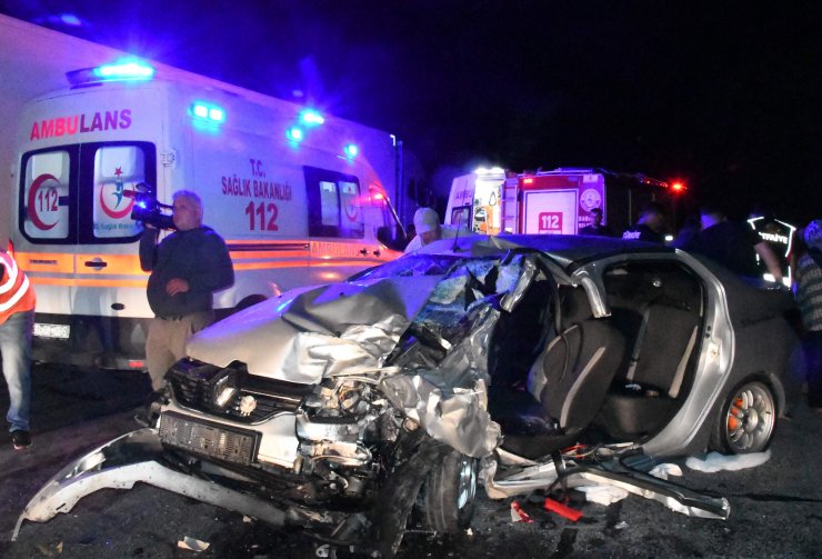 Kamyondan çıkan lastik kazaya yol açtı; 5 yaralı