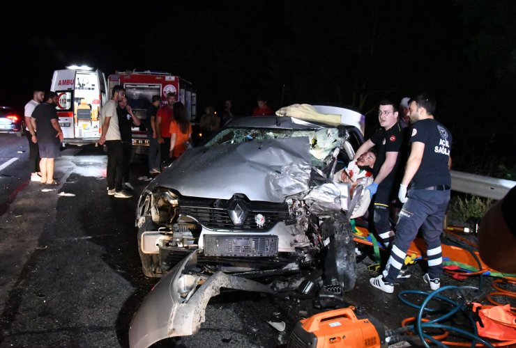 Kamyondan çıkan lastik kazaya yol açtı; 5 yaralı