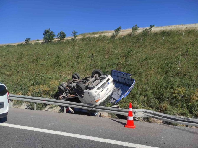 Kamyonetle tır çarpıştı, tırdaki yemler yola saçıldı
