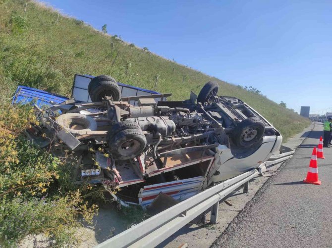 Kamyonetle tır çarpıştı, tırdaki yemler yola saçıldı