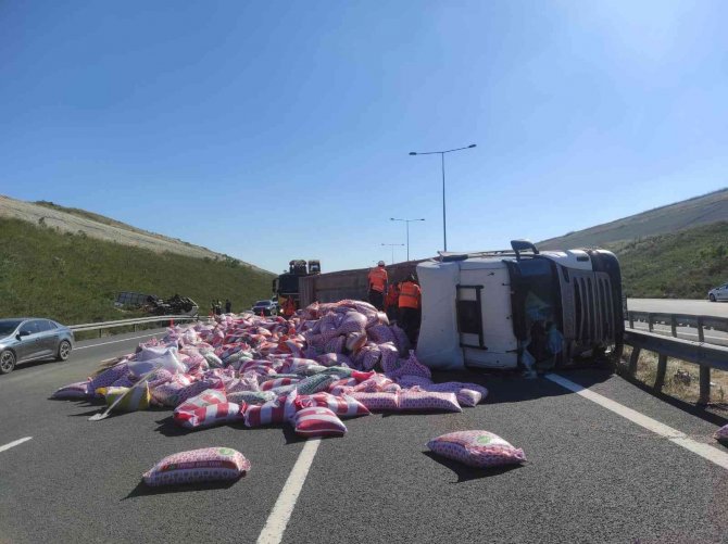 Kamyonetle tır çarpıştı, tırdaki yemler yola saçıldı