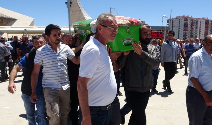 Kazada ölen Betül öğretmen ile eşi son yolculuklarına uğurlandı