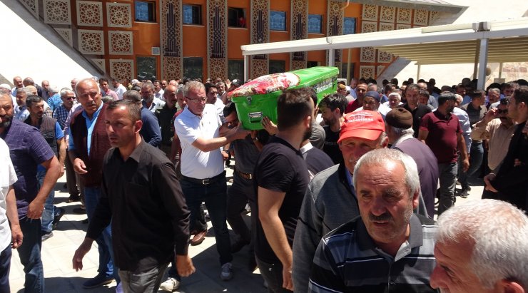 Kazada ölen Betül öğretmen ile eşi son yolculuklarına uğurlandı