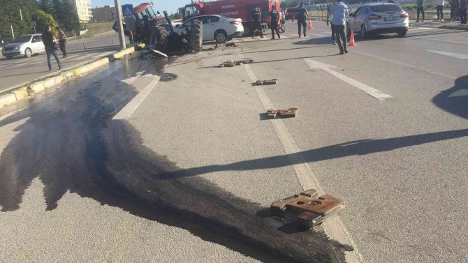 Konya'da feci kaza! Otomobille çarpışan traktör ikiye bölündü