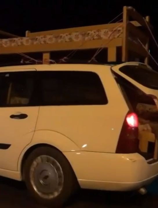 Mobilyaları otomobilin tavanında taşıdılar
