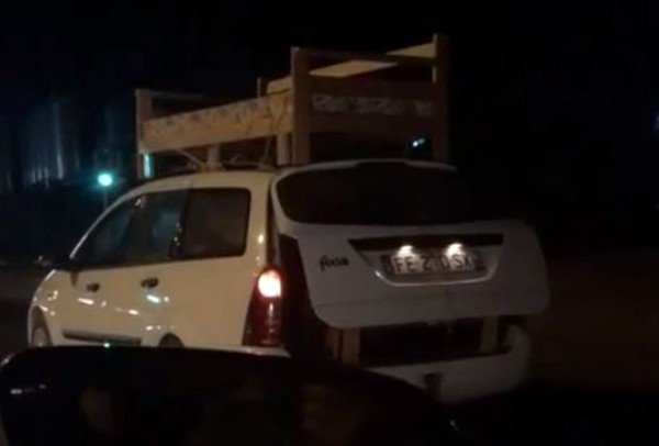 Mobilyaları otomobilin tavanında taşıdılar