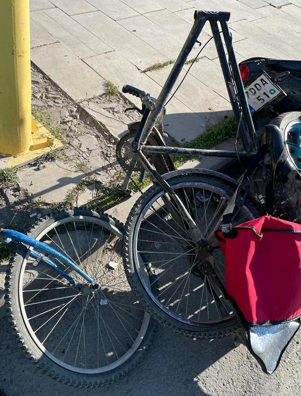 Motosiklet ile bisikletin çarpıştığı kaza kamerada; 3 ağır yaralı