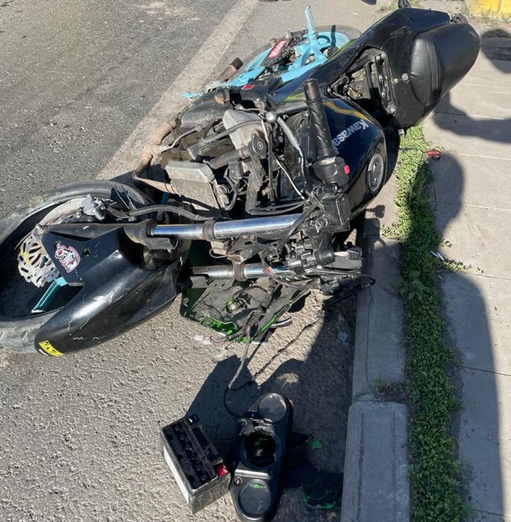 Motosiklet ile bisikletin çarpıştığı kaza kamerada; 3 ağır yaralı