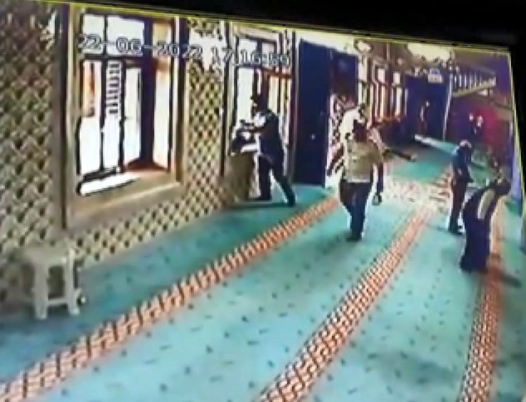 Namaz kılarken çantası çalındı