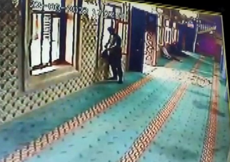 Namaz kılarken çantası çalındı