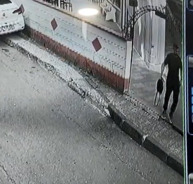 Namaz kılarken çantası çalındı 