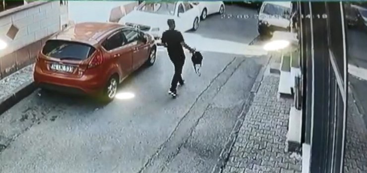 Namaz kılarken çantası çalındı 