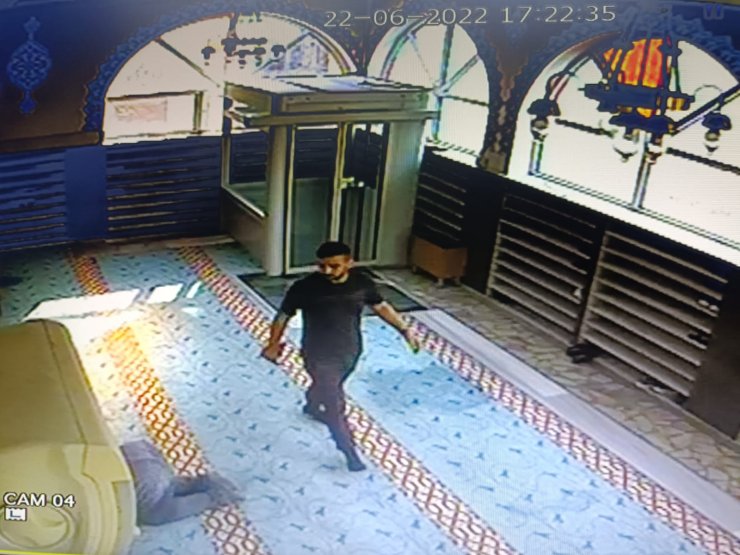 Namaz kılarken çantası çalındı