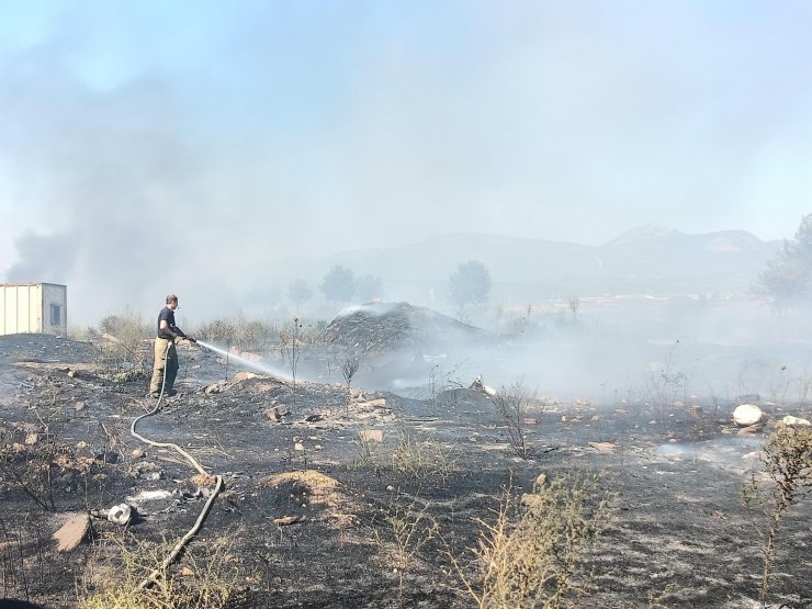 Otluk alandaki yangın sanayi sitesine sıçramadan söndürüldü