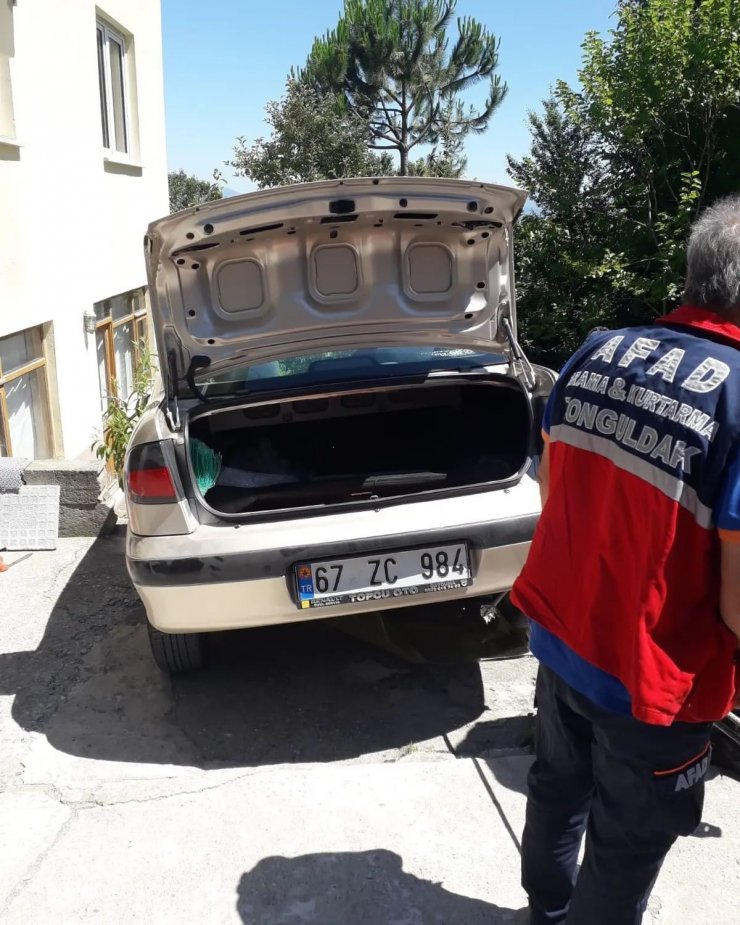 Otomobilinin altında kalıp öldü