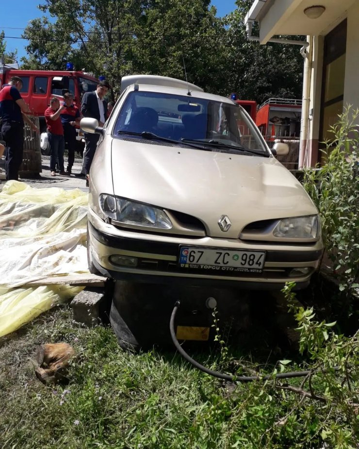 Otomobilinin altında kalıp öldü