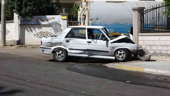 Polisten kaçan ehliyetsiz sürücü önce araca sonra bahçe duvarına çarptı