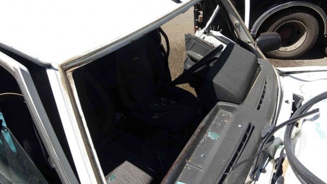 Polisten kaçan ehliyetsiz sürücü önce araca sonra bahçe duvarına çarptı