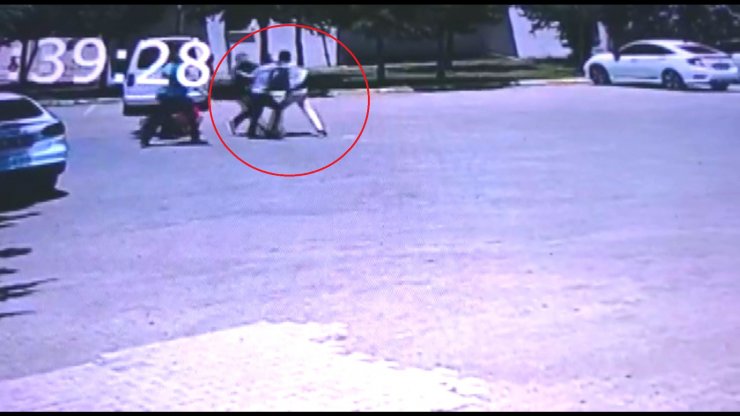 Site bahçesindeki silahlı kavga kamerada