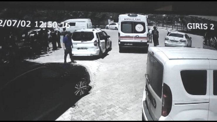 Site bahçesindeki silahlı kavga kamerada