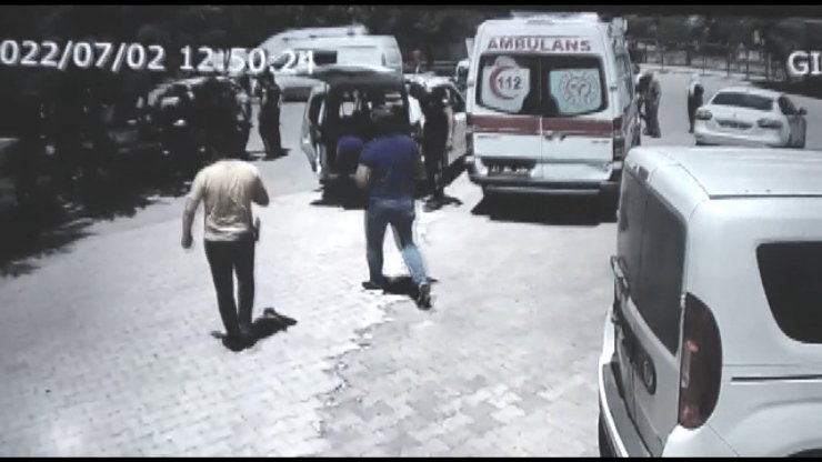 Site bahçesindeki silahlı kavga kamerada