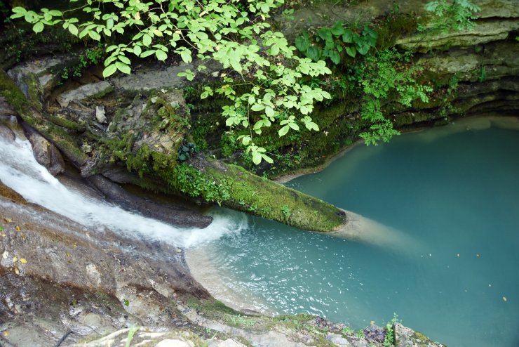 'Arsa bizim' dedi, toprak döküp turistik şelale yolunu kapattı